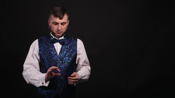 Magician doing tricks with the ring — Stock Video