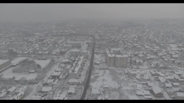 Vista aérea Volando sobre la ciudad cubierta de nieve — Vídeos de Stock