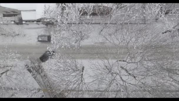 在冬季公路上乘坐汽车的空中镜头 — 图库视频影像