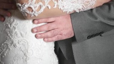 Gelin Damat belinden sarılma.