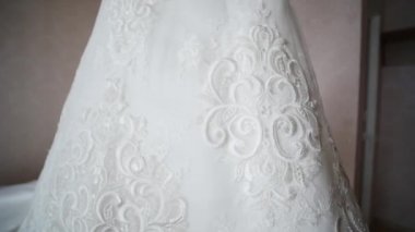 Gelinler bir lamba, gelinlik gelin odası, asılı beyaz gelinlik içinde asılı elbise. yakın çekim