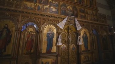 Eski bir kilisenin sunak iç