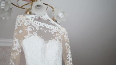 Bir lamba, gelinlik gelin odası, asılı beyaz gelinlik içinde asılı gelin elbise