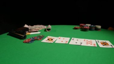 Poker: bir adam el poker oynayın.