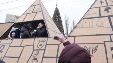 Chernivtsi, Ukrayna - 15 Ocak 2018: Chernivtsi Malanka Festivali. Halk sokaklarda şenliğe insanlar komik kostümler giymiş.