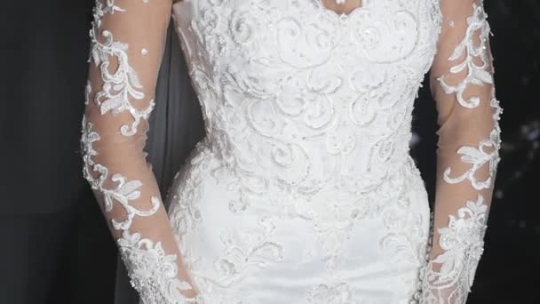 Lyckliga bruden och brudgummen söt flicka i ljus klänning och stilig man kramas — Stockvideo