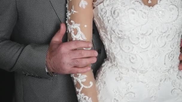 Felice sposa e sposo bella ragazza in abito leggero e bell'uomo abbracciare — Video Stock