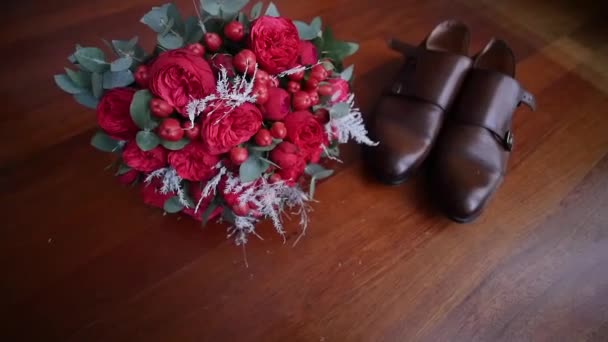 O buquê de noivas de rosas ao lado dos sapatos — Vídeo de Stock