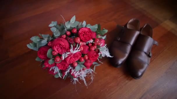 O buquê de noivas de rosas ao lado dos sapatos — Vídeo de Stock