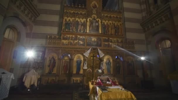 Innenraum eines alten Kirchenaltars — Stockvideo