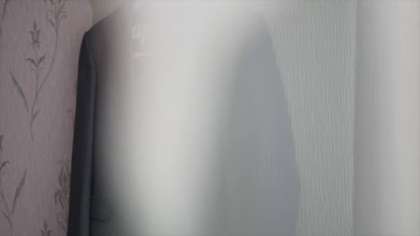 Костюм жениха висит на стене — стоковое видео