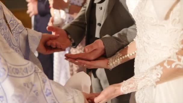 Свадьба в православной церкви. Свадебная церемония, невеста и жених в православной церкви — стоковое видео