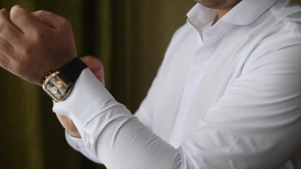 Groom portant des montres-bracelets gros plan — Video