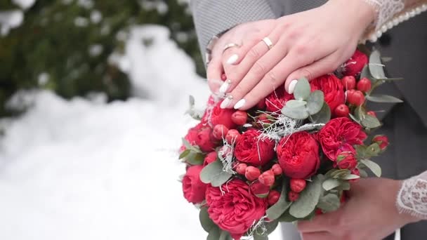 Mani della sposa sul mazzo — Video Stock