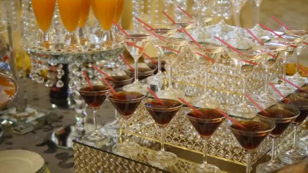 Glasögon av mousserande champagne och läckra snacks på ett buffébord — Stockvideo