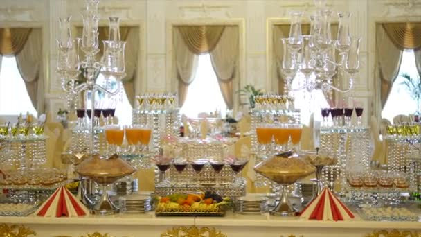 Copas de champán espumoso y deliciosos aperitivos en una mesa buffet — Vídeos de Stock