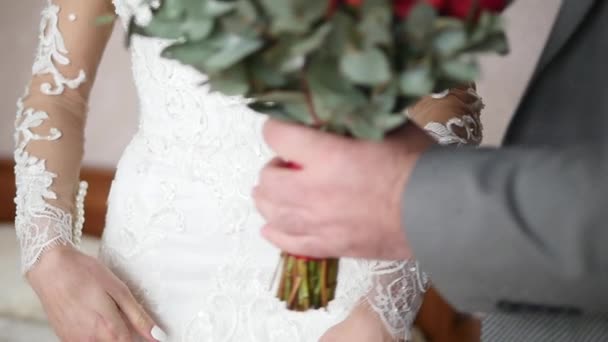 The groom gives the bride a bouquet of her standing on the room. slow motion — Stock Video