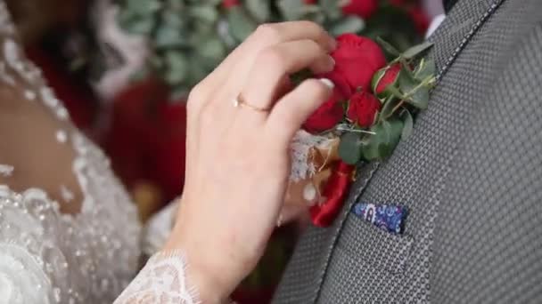 Felice sposa e sposo bella ragazza in abito leggero e bell'uomo abbracciare — Video Stock