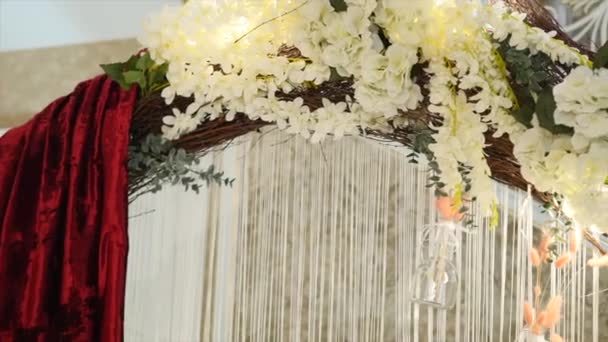 Γαμήλια αψίδα διακοσμημένη με λουλούδια — Αρχείο Βίντεο