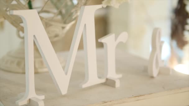 Mr. en Mrs. block letters op een tafel gereserveerd voor de bruid en bruidegom — Stockvideo