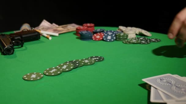 Nahaufnahme eines Mannes, der in Zeitlupe Pokerchips wirft. Nahaufnahme der Hand mit dem Werfen von Glücksspielchips auf schwarzem Hintergrund. Pokerspieler erhöht seinen Einsatz und wirft Spielmarken auf den Spieltisch — Stockvideo