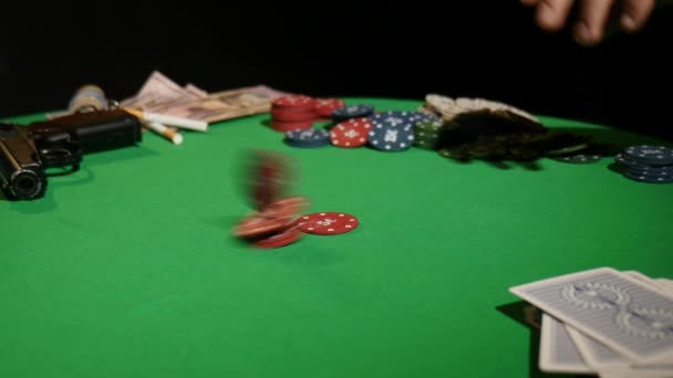 Close-Up of Man Lanzar un Poker Chips en cámara lenta. Primer plano de la mano con el lanzamiento de fichas de juego sobre fondo negro. Jugador de póquer aumentando sus apuestas lanzando fichas a la mesa de juego — Vídeo de stock