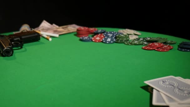 Zbliżenie: człowiek rzuca żetony do pokera w zwolnionym tempie. Zbliżenie dłoni z rzucania żetony do gry na czarnym tle. Zwiększenie jego stawki rzuca żetony na stole do gry w pokera — Wideo stockowe
