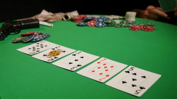 Poker: Die Hände eines Mannes spielen Poker — Stockvideo