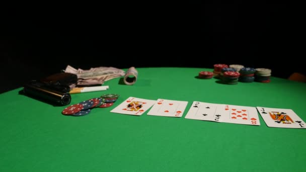 Poker: Die Hände eines Mannes spielen Poker — Stockvideo