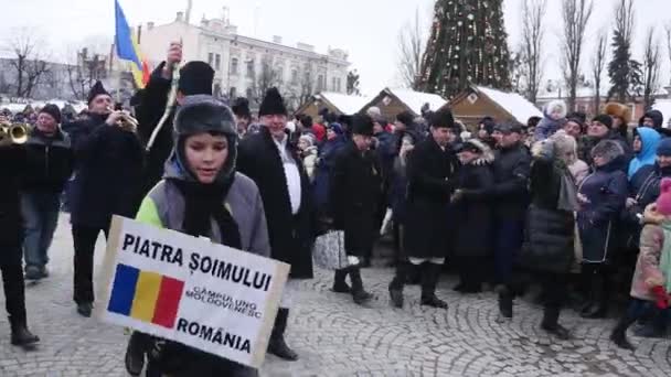 Chernivtsi - Ucrânia - 15 de janeiro de 2018 Os dias tradicionais anuais do festival folclórico-etnográfico de Natal Malanka Fest 2018 n a cidade ucraniana de Chernivtsi — Vídeo de Stock