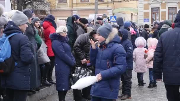 Chernivtsi - Ukraina - 15 Januari 2018 Hari-hari tahunan tradisional festival folklor-etnografi Natal Malanka Fest 2018 di kota Ukraina Chernivtsi — Stok Video