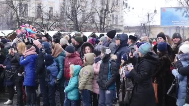 Czerniowce, Ukraina - 15 stycznia 2018: Malanka Festiwal w Czerniowcach. Ludowe uroczystości na ulicach osób ubranych w stroje komiczny — Wideo stockowe