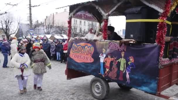 Černovice, Ukrajina - Jan 15, 2018: Malanka Festival v Chernivtsi. Lidové slavnosti na ulicích oblečený lidi v komické kostýmy — Stock video