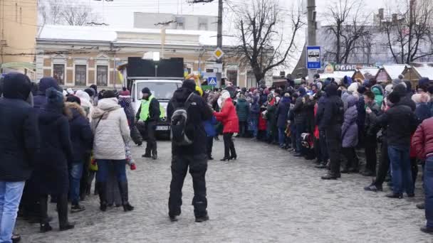 Chernivtsi, Oekraïne - Jan 15, 2018: Malanka Festival in Tsjernivtsi. Folk festiviteiten op straat mensen gekleed in komische kostuums — Stockvideo