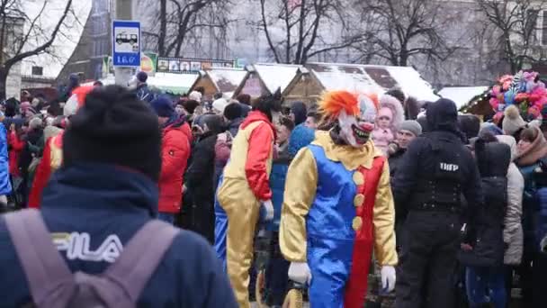 CHERNIVTSI, UKRAINE - 15 มกราคม ค.ศ. 2018: เทศกาลมาลานกาในเชอร์นิฟท์ซี งานเฉลิมฉลองพื้นบ้านบนถนน แต่งตัวคนในชุดตลก — วีดีโอสต็อก