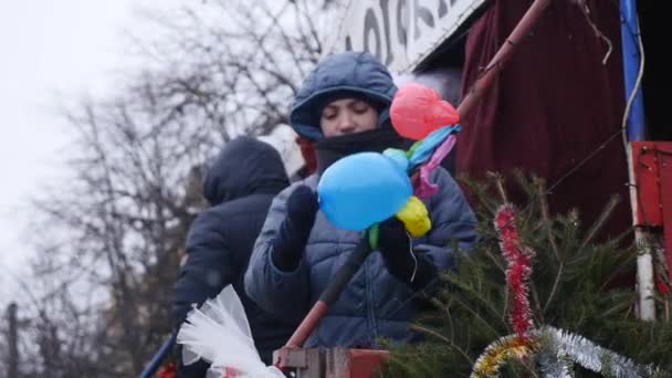 CHERNIVTSI, UCRAINA - 15 GENNAIO 2018: Festival Malanka a Chernivtsi. Feste popolari per le strade vestite con costumi comici — Video Stock