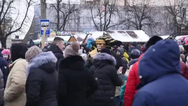 체르니우치, 우크라이나-2018 년 1 월 15 일: Malanka 축제 Chernivtsi. 거리에서 민속 축제 코믹 의상을 입은 사람들 — 비디오