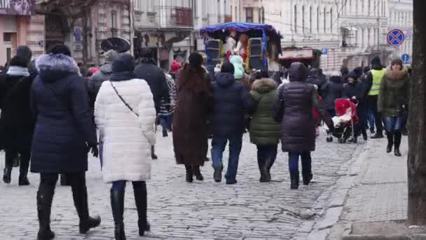 Chernivtsi - Ucrânia - 15 de janeiro de 2018 Os dias tradicionais anuais do festival folclórico-etnográfico de Natal Malanka Fest 2018 n a cidade ucraniana de Chernivtsi — Vídeo de Stock