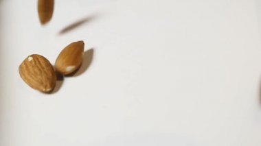 Beyaz zemin üzerine düşen badem