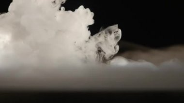 bulutlar duman soyut siyah arka plan üzerine