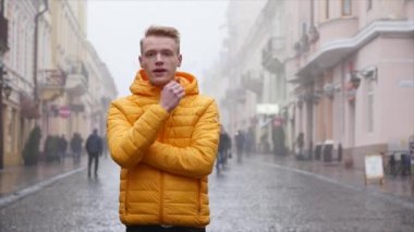 genç bir adam portresi sokakta gebe