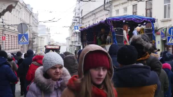 Chernivtsi - Ukrajna - január 15, 2018-ban a hagyományos éves nap karácsony népművészeti fesztivál Malanka Fest 2018 n of Chernivtsi ukrán város — Stock videók