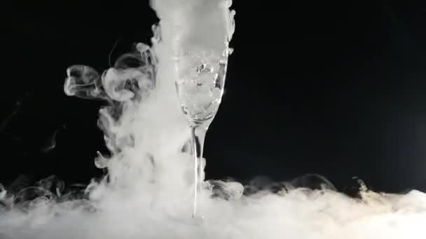 Hielo seco hirviendo en un agua con vapor denso — Vídeo de stock