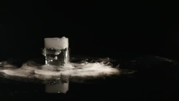 Nápoj ve skle s účinkem suchého ledu — Stock video