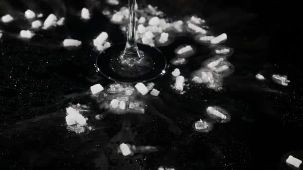 Εξατμιστεί κομμάτια ξηρού πάγου πάνω στο τραπέζι — Αρχείο Βίντεο