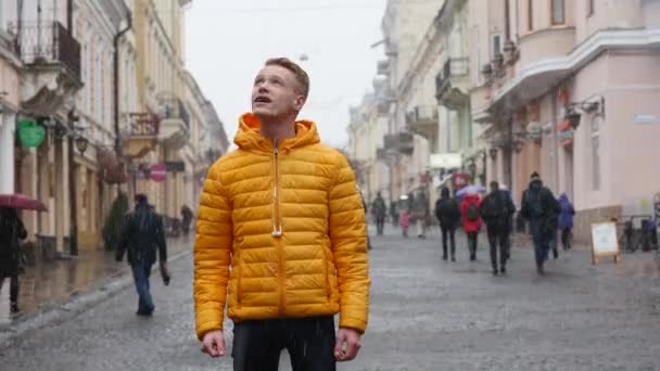 Νέος άνδρας φοιτητής μιλάμε στο τηλέφωνο στο δρόμο χειμώνα στην Ευρώπη — Αρχείο Βίντεο