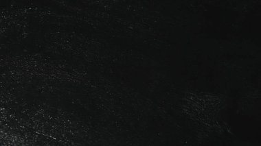 el joker masanın üzerine koyar.