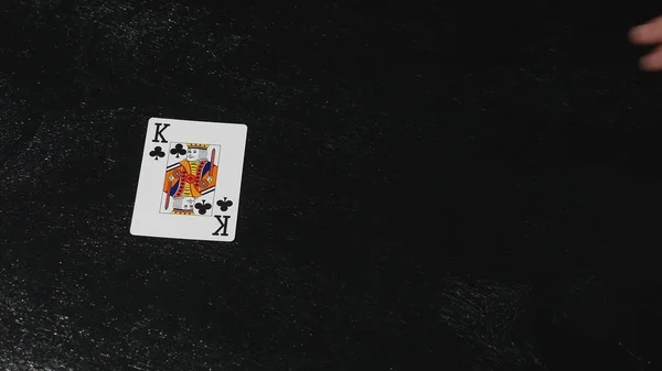 Vier Könige auf einem hölzernen Hintergrund ist eine starke Kombination im Poker, Tischspiele sind auf der ganzen Welt beliebt — Stockfoto