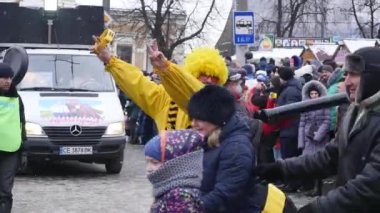 Chernivtsi, Ukrayna - 15 Ocak 2018: Chernivtsi Malanka Festivali. Halk sokaklarda şenliğe insanlar komik kostümler giymiş.