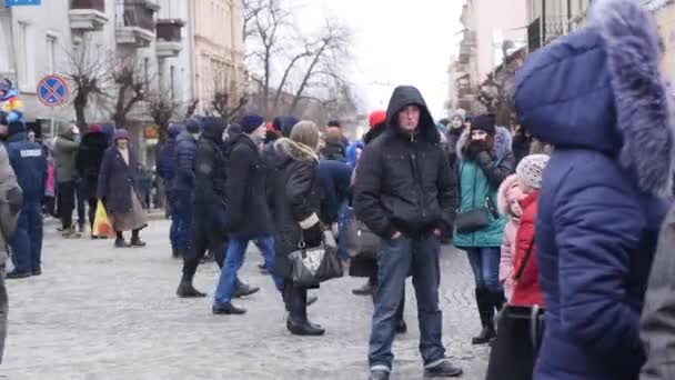 Chernivtsi - Ucrânia - 15 de janeiro de 2018 Os dias tradicionais anuais do festival folclórico-etnográfico de Natal Malanka Fest 2018 n a cidade ucraniana de Chernivtsi — Vídeo de Stock